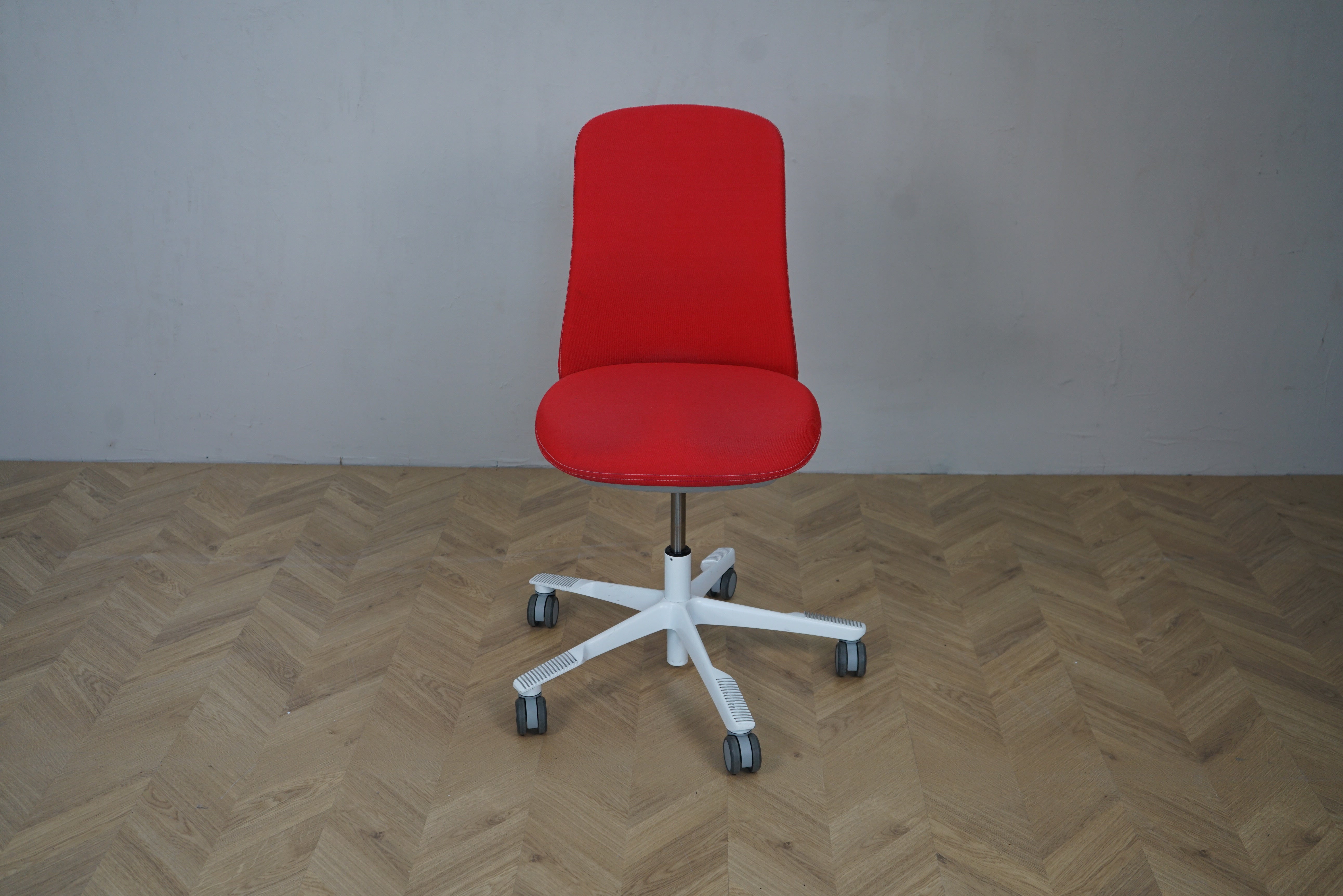 HÅG Sofi kontorstol i rød med grå stel – ergonomisk stol uden armlæn set forfra